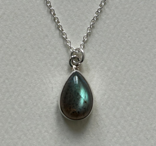 Labradorite Pendant and Chain.