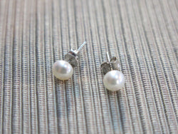 Freshwater pearl stud earrings (small)