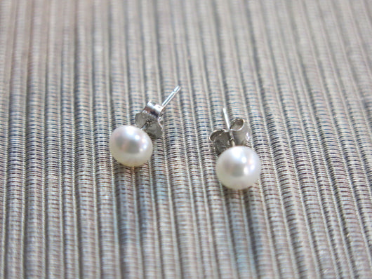 Freshwater pearl stud earrings (small)