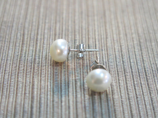 Freshwater Pearl stud earrings (medium)