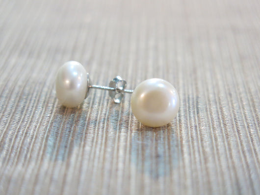 Freshwater pearl stud earrings (large)